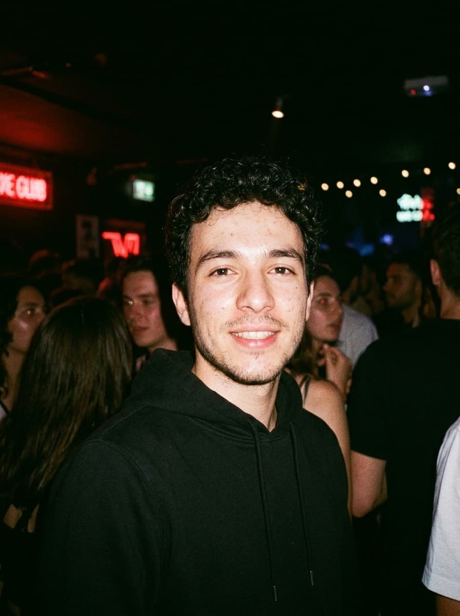 Même selfie en style Flash soirée